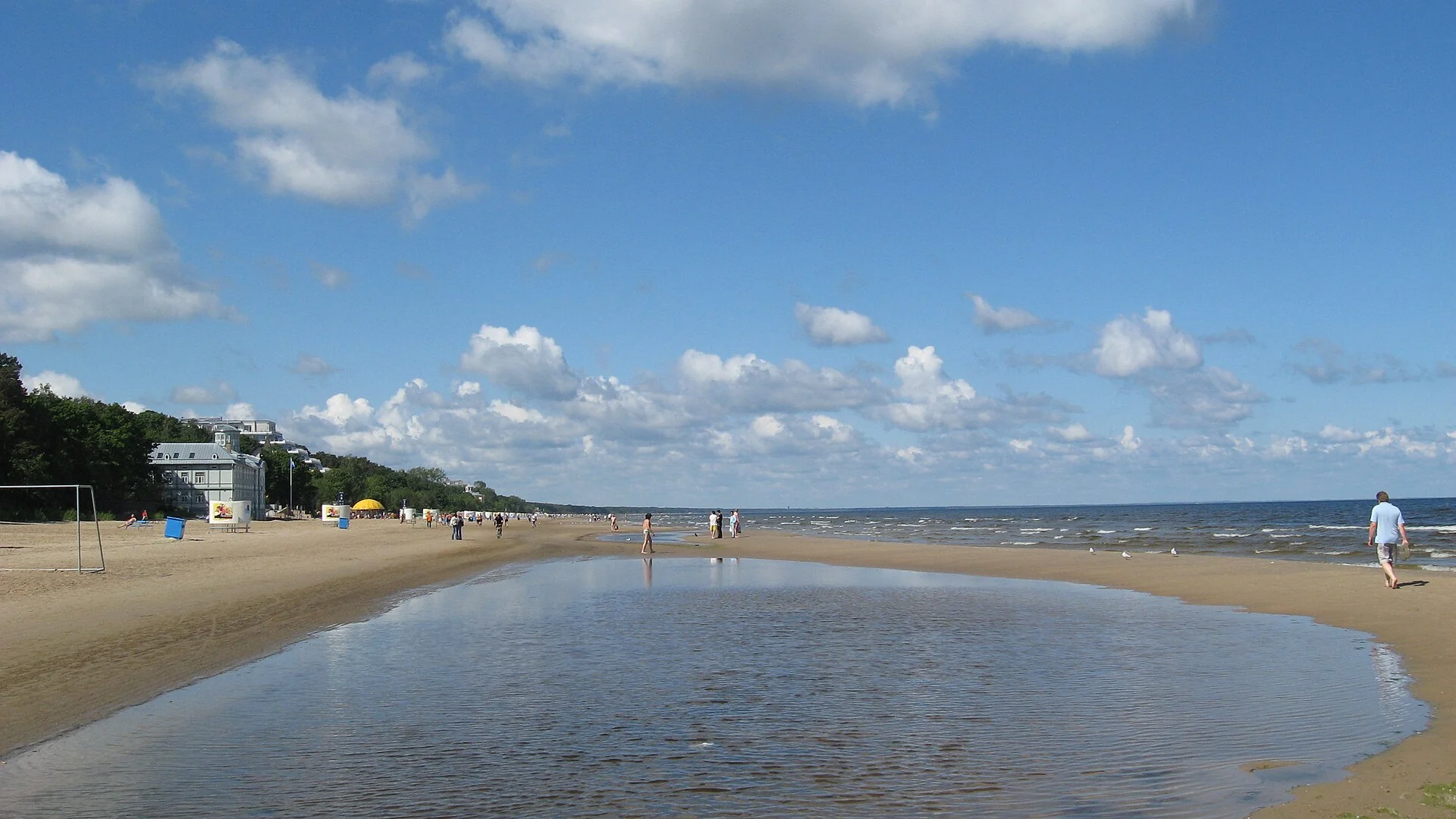 Summer shoreline at Majori beach in Jūrmala, with the Baltic Sea and historic bathing house