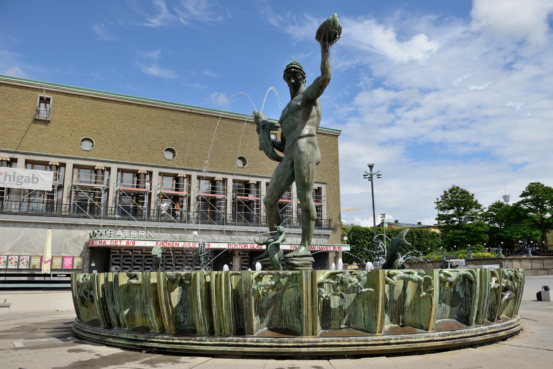 Poseidon fountain at Götaplatsen in Gothenburg, with the city theatre behind it