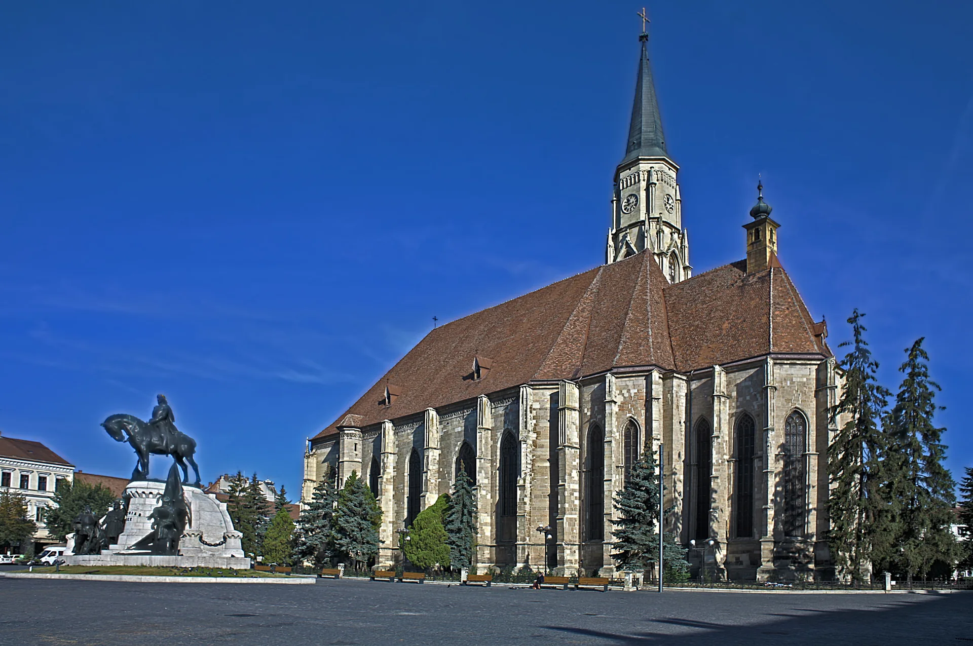 St Michael’s Church and the Matthias Corvinus monument in Cluj-Napoca’s Piața Unirii.