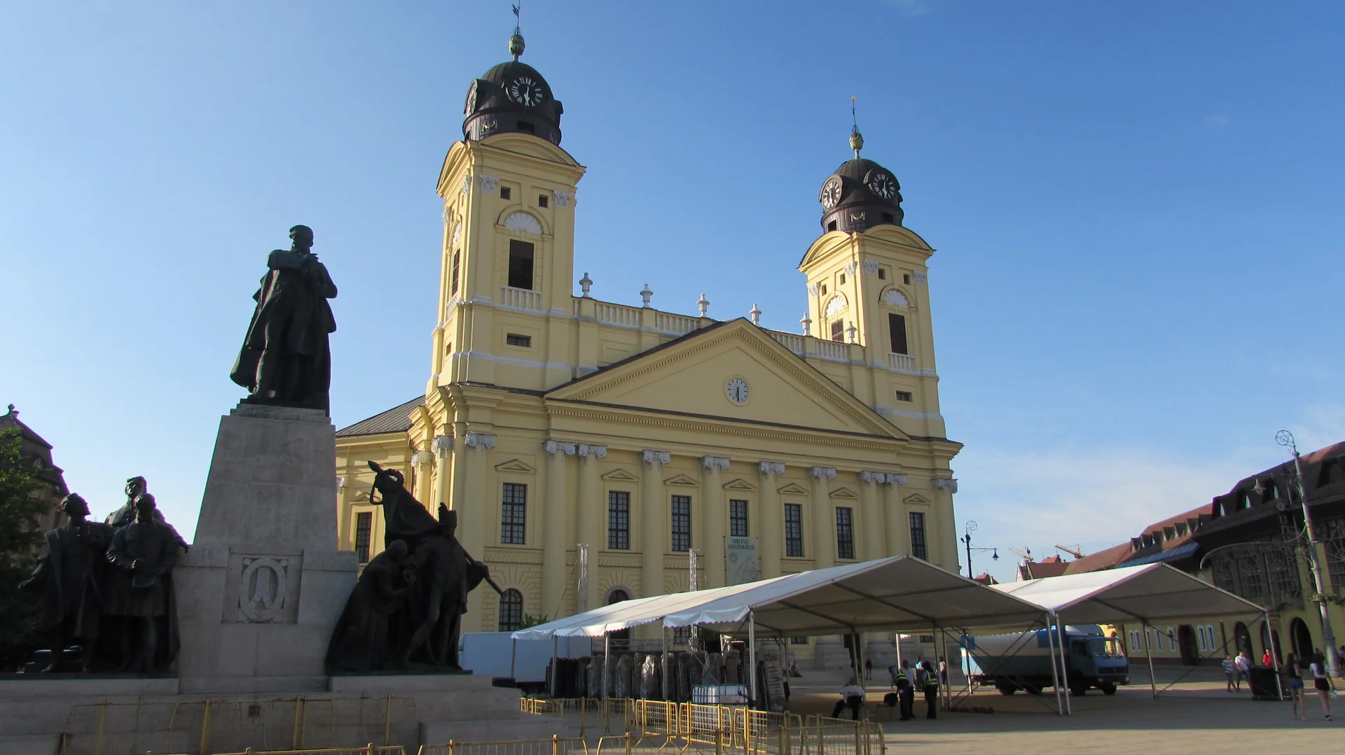 The yellow Great Reformed Church and Kossuth monument in central Debrecen.