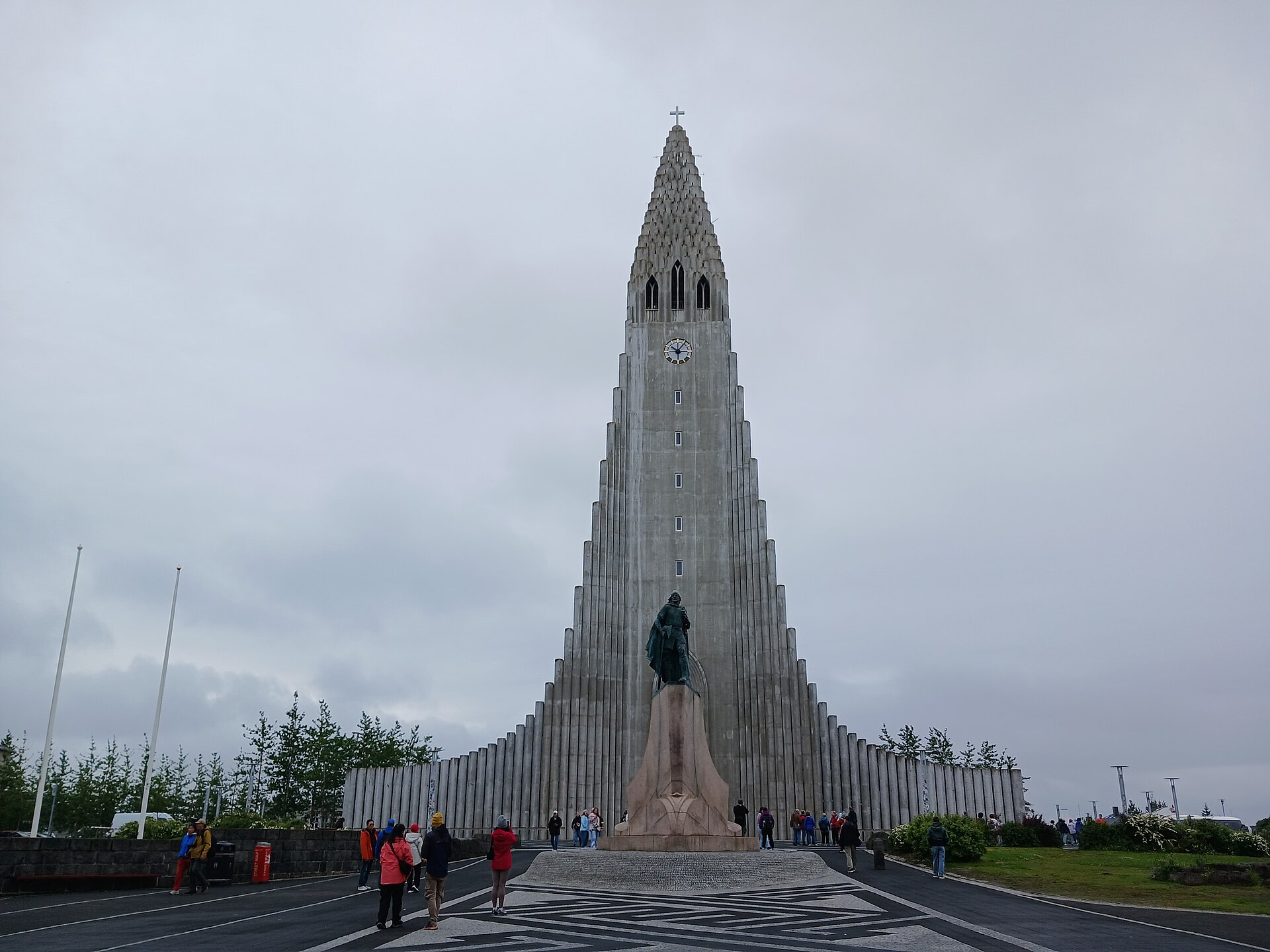 Hallgrímskirkja’s front facade and the Leif Erikson statue in Reykjavík