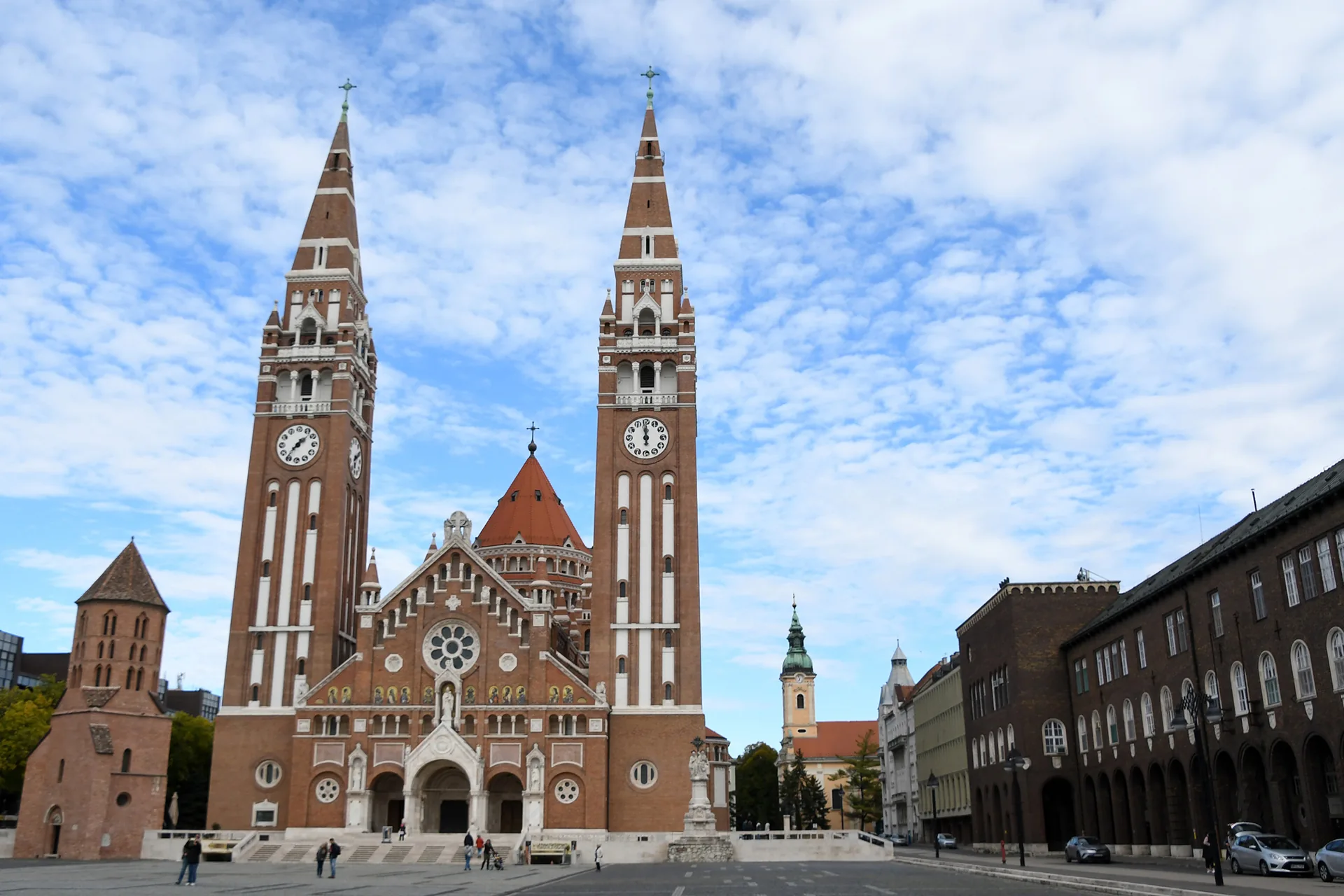 The twin towers of the Votive Church above Dóm Square in Szeged.